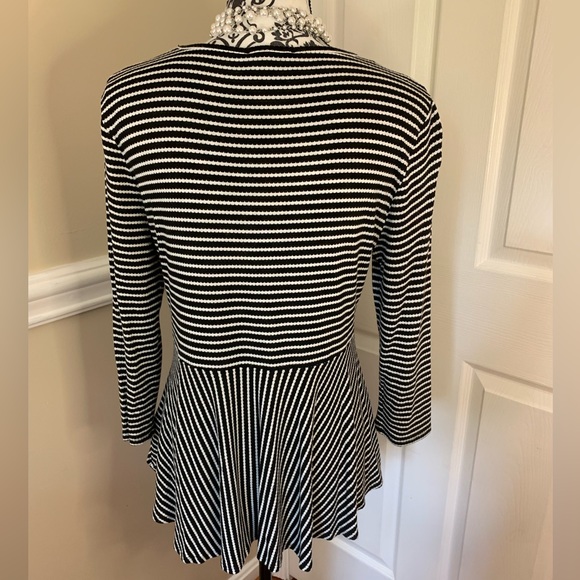 CeCe, Women’s black & white flair too/ long sleeves. Size Lg. - Picture 7 of 11
